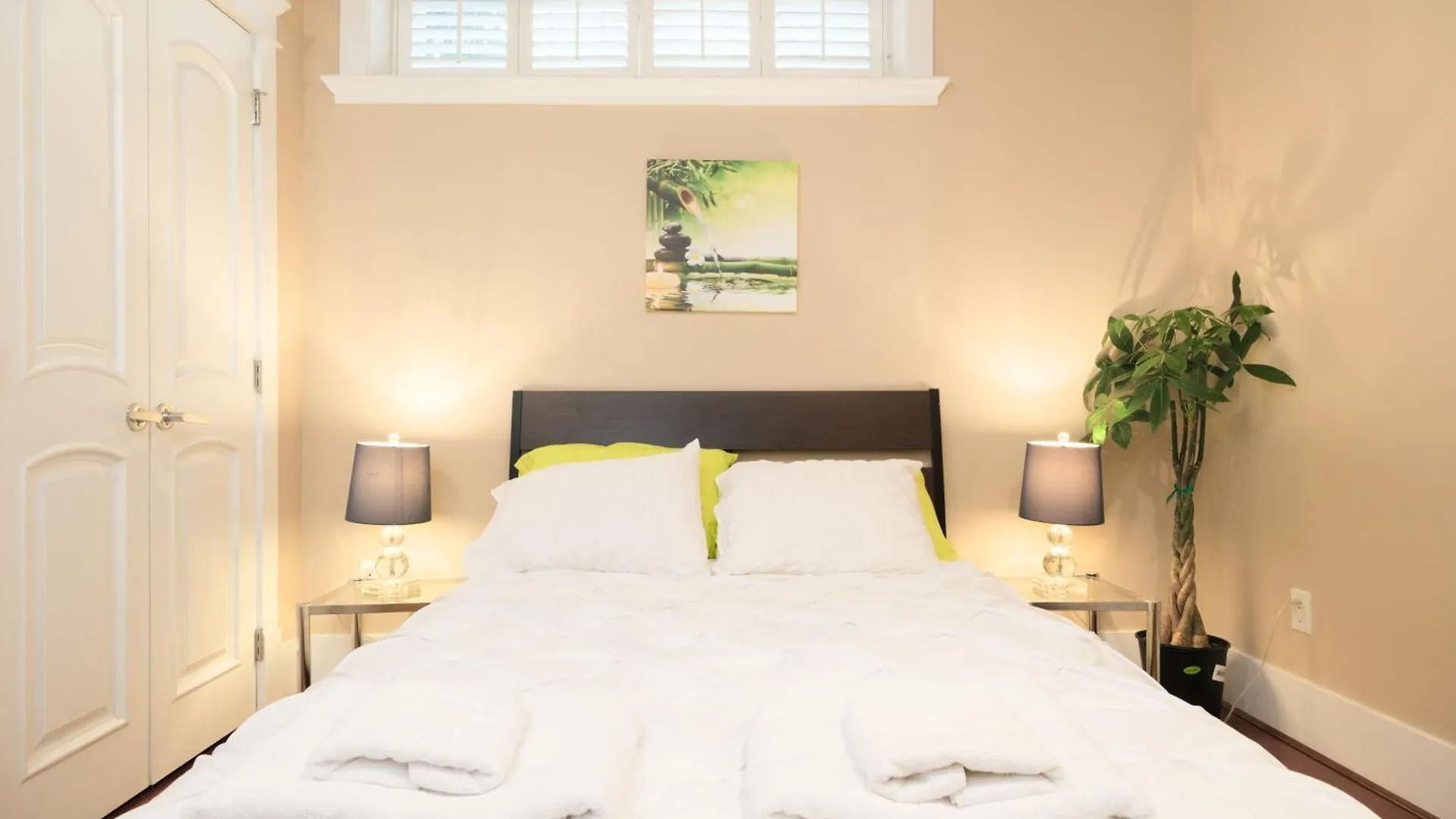 Luxurious 8-Bedroom Villa In Central Vancouver 0*,