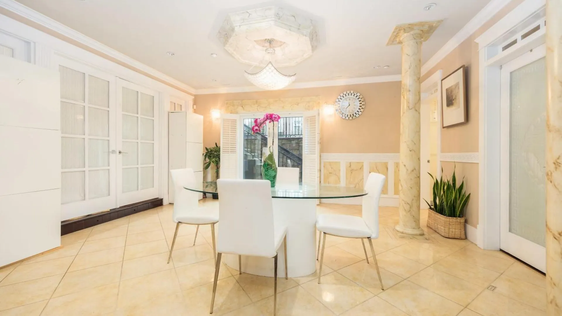 Holiday home Luxurious 8-Bedroom Villa In Central Vancouver