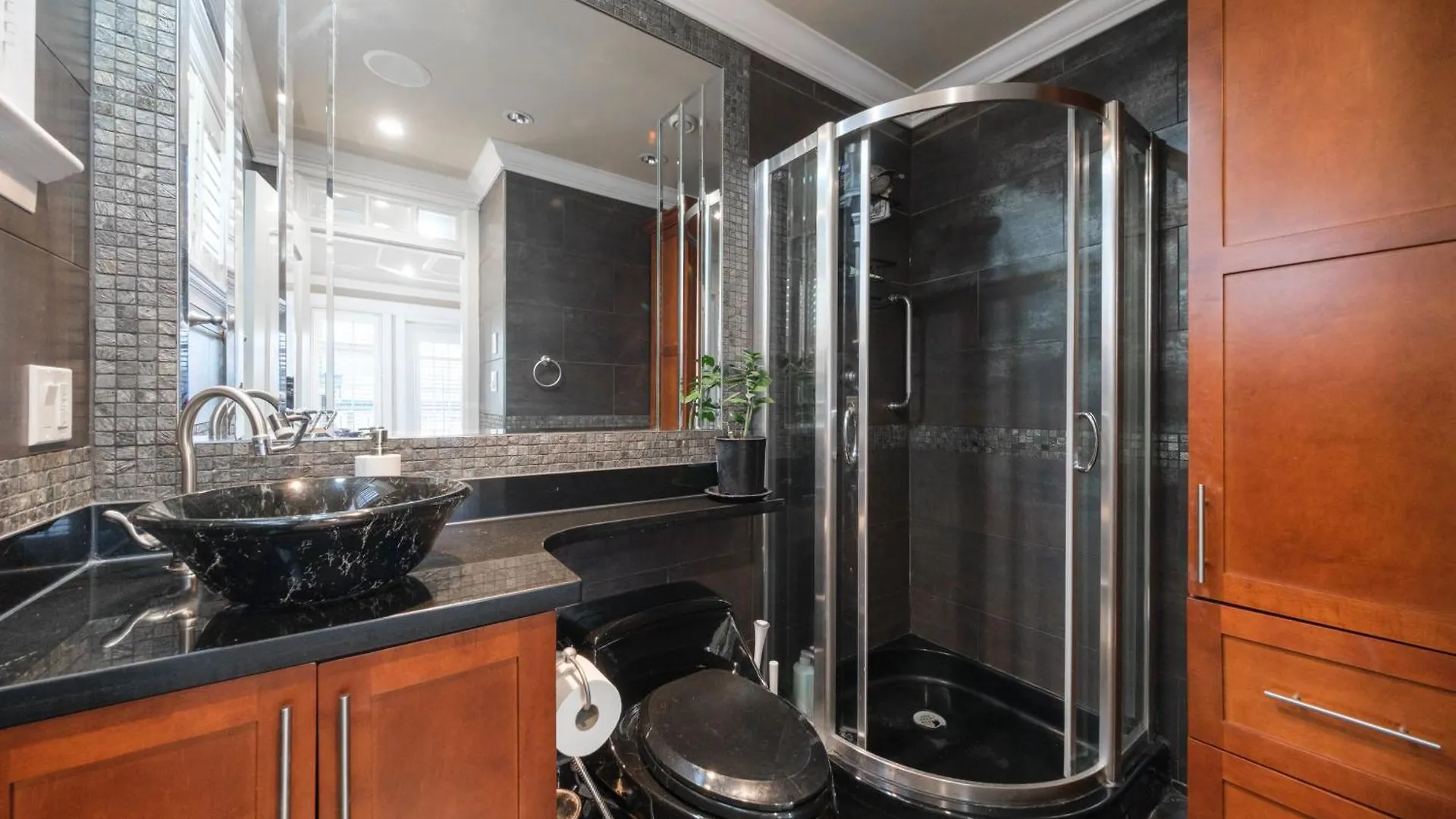 Luxurious 8-Bedroom Villa In Central Vancouver 0*,