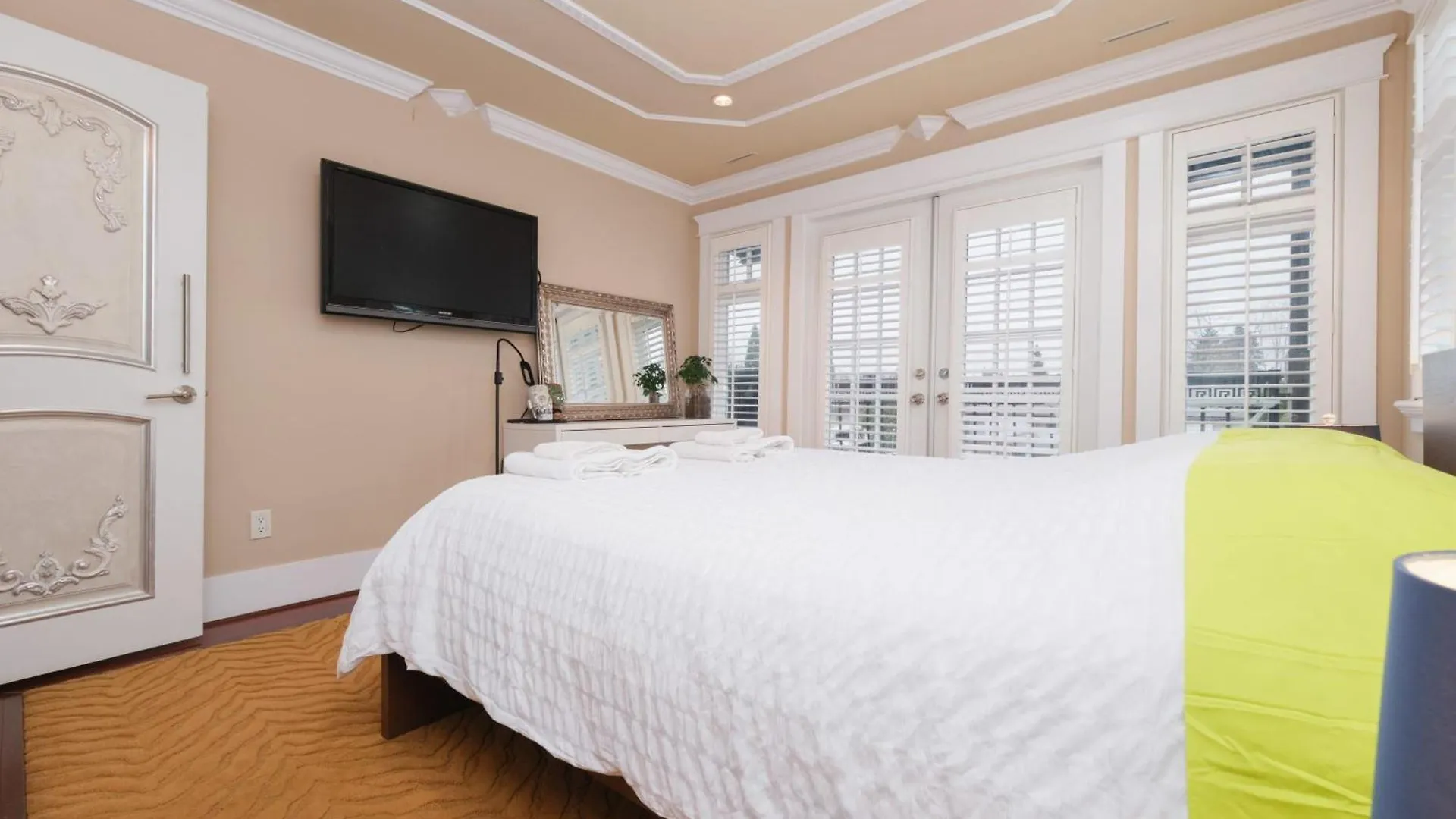 Luxurious 8-Bedroom Villa In Central Vancouver Holiday home